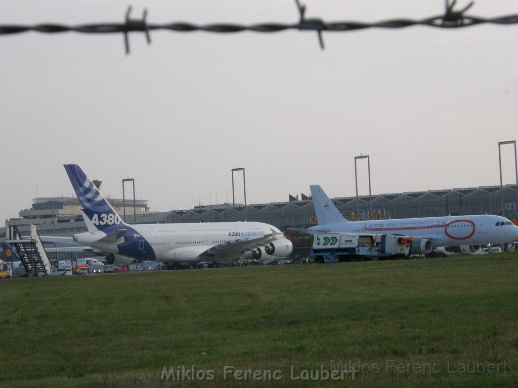 Warten auf den Airbus 380 Koeln Bonn P352.JPG